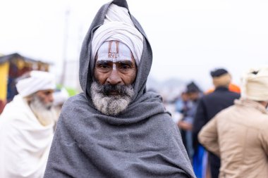 Prayagraj, Uttar Pradesh, Hindistan - 15 Ocak 2025: Mahakumbh, Pereagraj 'da kışın ibadet ve ayinleri gerçekleştirmek için kumbh mela' ya katılan kutsal dindarların portresi.