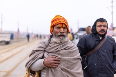 Prayagraj, Uttar Pradesh, Hindistan - 15 Ocak 2025: Mahakumbh, Pereagraj 'da kışın ibadet ve ayinleri gerçekleştirmek için kumbh mela' ya katılan kutsal dindarların portresi.