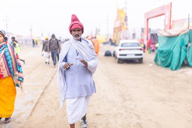 Prayagraj, Uttar Pradesh, Hindistan - 15 Ocak 2025: Mahakumbh, Pereagraj 'daki kumbh mela' ya katılan bir grup dindar, kış sabahı ibadet ve ayinleri gerçekleştirmek için.