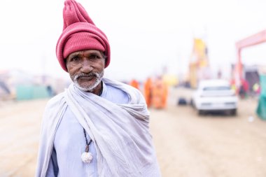 Prayagraj, Uttar Pradesh, Hindistan - 15 Ocak 2025: Mahakumbh, Pereagraj 'da kışın ibadet ve ayinleri gerçekleştirmek için kumbh mela' ya katılan kutsal dindarların portresi.