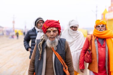 Prayagraj, Uttar Pradesh, Hindistan - 15 Ocak 2025: Mahakumbh, Pereagraj 'daki kumbh mela' ya katılan bir grup dindar, kış sabahı ibadet ve ayinleri gerçekleştirmek için.