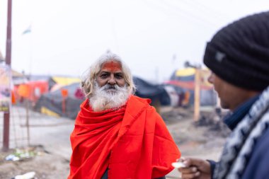 Prayagraj, Uttar Pradesh, Hindistan - 15 Ocak 2025: Mahakumbh, Pereagraj 'daki kumbh mela' ya katılan bir grup dindar, kış sabahı ibadet ve ayinleri gerçekleştirmek için.