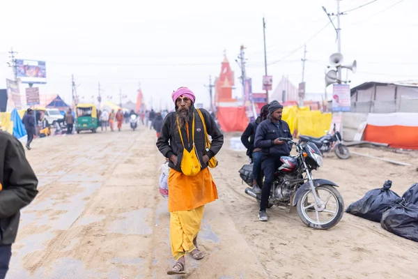 Prayagraj, Uttar Pradesh, Hindistan - 15 Ocak 2025: Mahakumbh, Pereagraj 'daki kumbh mela' ya katılan bir grup dindar, kış sabahı ibadet ve ayinleri gerçekleştirmek için.