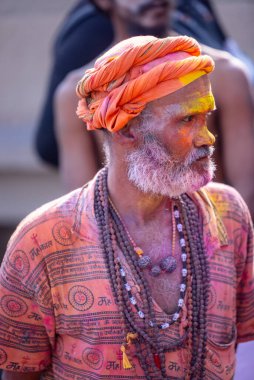 Varanasi, Uttar Pradesh, Hindistan - 21 Mart 2024: Masan Holi, Manikarnika ghat kutlamaları sırasında yüzü organik renklerle boyanmış bir grup dindar..