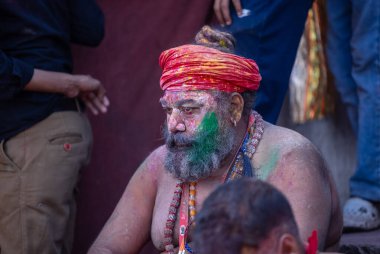 Varanasi, Uttar Pradesh, Hindistan - 21 Mart 2024: Masan Holi, Manikarnika ghat kutlamaları sırasında yüzü organik renklerle boyanmış bir grup dindar..