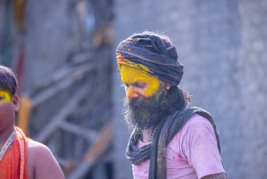 Varanasi, Uttar Pradesh, Hindistan - 21 Mart 2024: Masan Holi, Manikarnika ghat kutlamaları sırasında yüzü organik renklerle boyanmış bir grup dindar..