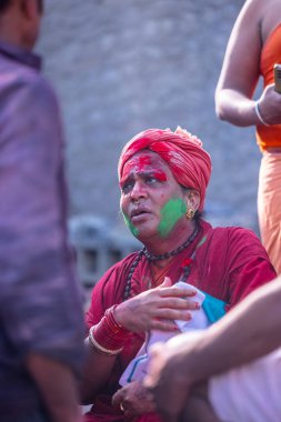 Varanasi, Uttar Pradesh, Hindistan - 21 Mart 2024: Masan Holi, Manikarnika ghat kutlamaları sırasında yüzü organik renklerle boyanmış bir grup dindar..