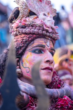 Varanasi, Uttar Pradesh, Hindistan - 21 Mart 2024: Masan Holi, Manikarnika ghat kutlamaları sırasında yüzü organik renklerle boyanmış bir grup dindar..