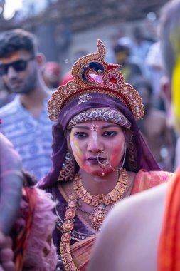Varanasi, Uttar Pradesh, Hindistan - 21 Mart 2024: Masan Holi, Manikarnika ghat kutlamaları sırasında yüzü organik renklerle boyanmış bir grup dindar..