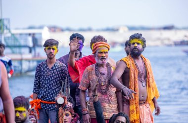 Varanasi, Uttar Pradesh, Hindistan - 21 Mart 2024: Masan Holi, Manikarnika ghat kutlamaları sırasında yüzü organik renklerle boyanmış bir grup dindar..