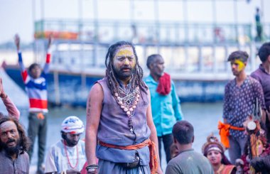 Varanasi, Uttar Pradesh, Hindistan - 21 Mart 2024: Masan Holi, Manikarnika ghat kutlamaları sırasında yüzü organik renklerle boyanmış bir grup dindar..