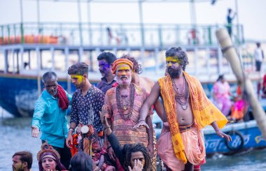 Varanasi, Uttar Pradesh, Hindistan - 21 Mart 2024: Masan Holi, Manikarnika ghat kutlamaları sırasında yüzü organik renklerle boyanmış bir grup dindar..