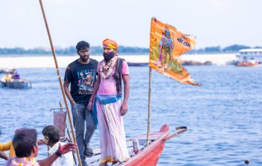 Varanasi, Uttar Pradesh, Hindistan - 21 Mart 2024: Masan Holi, Manikarnika ghat kutlamaları sırasında yüzü organik renklerle boyanmış bir grup dindar..