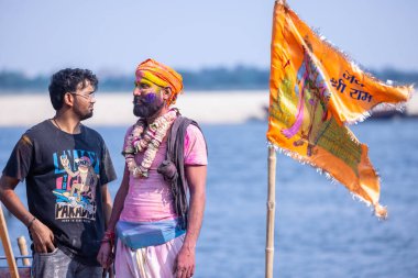 Varanasi, Uttar Pradesh, Hindistan - 21 Mart 2024: Masan Holi, Manikarnika ghat kutlamaları sırasında yüzü organik renklerle boyanmış bir grup dindar..