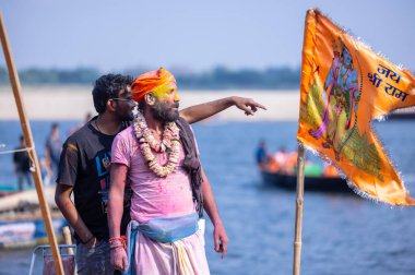 Varanasi, Uttar Pradesh, Hindistan - 21 Mart 2024: Masan Holi, Manikarnika ghat kutlamaları sırasında yüzü organik renklerle boyanmış bir grup dindar..