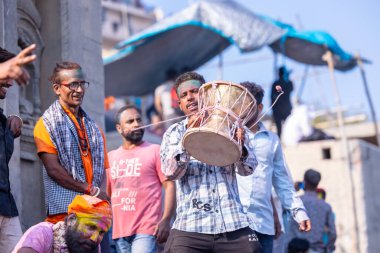 Varanasi, Uttar Pradesh, Hindistan - 21 Mart 2024: Masan Holi, Manikarnika ghat kutlamaları sırasında yüzü organik renklerle boyanmış bir grup dindar..