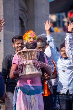 Varanasi, Uttar Pradesh, Hindistan - 21 Mart 2024: Masan Holi, Manikarnika ghat kutlamaları sırasında yüzü organik renklerle boyanmış bir grup dindar..
