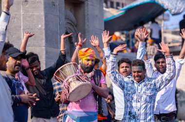 Varanasi, Uttar Pradesh, Hindistan - 21 Mart 2024: Masan Holi, Manikarnika ghat kutlamaları sırasında yüzü organik renklerle boyanmış bir grup dindar..