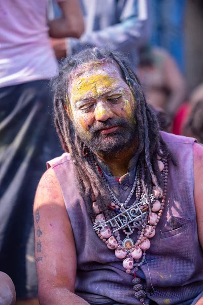 Varanasi, Uttar Pradesh, Hindistan - 21 Mart 2024: Masan Holi, Manikarnika ghat kutlamaları sırasında yüzü organik renklerle boyanmış bir grup dindar..
