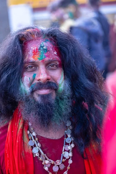 Varanasi, Uttar Pradesh, Hindistan - 21 Mart 2024: Masan Holi, Manikarnika ghat kutlamaları sırasında yüzü organik renklerle boyanmış bir grup dindar..