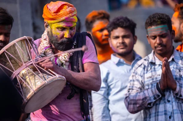 Varanasi, Uttar Pradesh, Hindistan - 21 Mart 2024: Masan Holi, Manikarnika ghat kutlamaları sırasında yüzü organik renklerle boyanmış bir grup dindar..