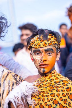 Varanasi, Uttar Pradesh, Hindistan - 21 Mart 2024: Masan Holi, Manikarnika ghat kutlamaları sırasında yüzü organik renklerle boyanmış bir grup dindar..