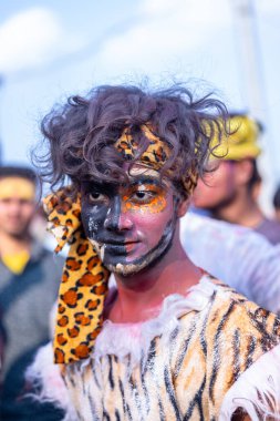 Varanasi, Uttar Pradesh, Hindistan - 21 Mart 2024: Masan Holi, Manikarnika ghat kutlamaları sırasında yüzü organik renklerle boyanmış bir grup dindar..