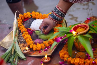 Chhas festivalinde Hindu güneş tanrısı için meyveli kutsal hediyeler. Chhas Puja, Hindistan 'ın Bihar, Jharkhand, Uttar Pradesh ve Nepal eyaletlerinde düzenlenen önemli bir Hint festivali..