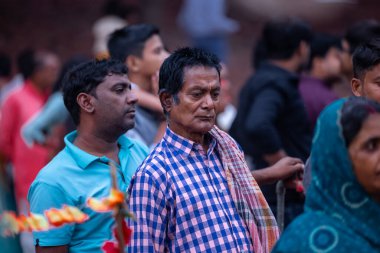 Gaziabad, Uttar Pradesh, Hindistan - 27 Ekim 2025: Chhas Puja, Chhas Puja, gün batımında Chhas Lord Sun 'a ibadet eden Hindu dindarların portresi.