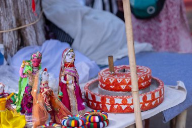 Renkli geleneksel bebekler ve dekoratif eşyalar birlikte gösteriliyor