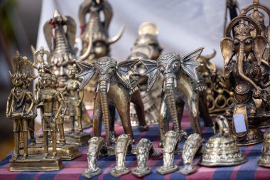 Masada satılık çeşitli metal heykeller sergileniyor