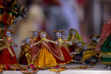 Masada sergilenen renkli geleneksel oyuncaklar