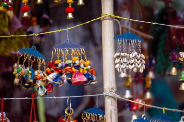 Vitrinden sarkan renkli el yapımı süsler