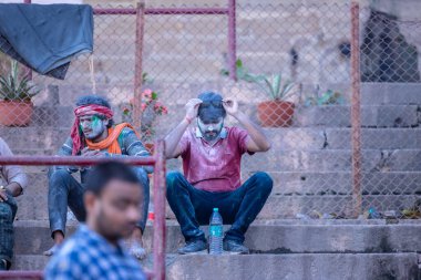 Varanasi, Uttar Pradesh, Hindistan - 21 Mart 2024: Masan Holi, Manikarnika ghat kutlamaları sırasında yüzü organik renklerle boyanmış bir grup dindar..