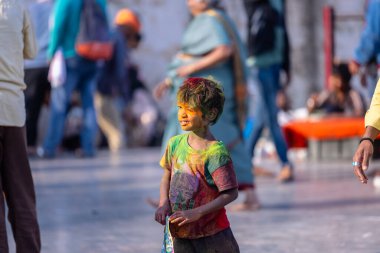 Varanasi, Uttar Pradesh, Hindistan - 21 Mart 2024: Masan Holi, Manikarnika ghat kutlamaları sırasında yüzü organik renklerle boyanmış bir grup dindar..