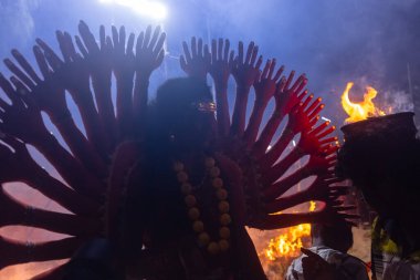 Kulashekharapatnam, Tamilnadu, Hindistan - 12 Ekim 2024: Kulasai, boyalı yüzlü Hindu dindar portresi ve kulasai dasara festivalinin gece ayinlerini gerçekleştirmek için bir tarikat karakteri gibi giyinmiş.