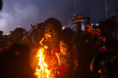 Kulashekharapatnam, Tamilnadu, Hindistan - 12 Ekim 2024: Kulasai, boyalı yüzlü Hindu dindar portresi ve kulasai dasara festivalinin gece ayinlerini gerçekleştirmek için bir tarikat karakteri gibi giyinmiş.