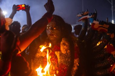 Kulashekharapatnam, Tamilnadu, Hindistan - 12 Ekim 2024: Kulasai, boyalı yüzlü Hindu dindar portresi ve kulasai dasara festivalinin gece ayinlerini gerçekleştirmek için bir tarikat karakteri gibi giyinmiş.