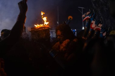 Kulashekharapatnam, Tamilnadu, Hindistan - 12 Ekim 2024: Kulasai, boyalı yüzlü Hindu dindar portresi ve kulasai dasara festivalinin gece ayinlerini gerçekleştirmek için bir tarikat karakteri gibi giyinmiş.