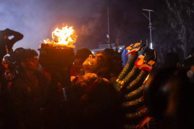 Kulashekharapatnam, Tamilnadu, Hindistan - 12 Ekim 2024: Kulasai, boyalı yüzlü Hindu dindar portresi ve kulasai dasara festivalinin gece ayinlerini gerçekleştirmek için bir tarikat karakteri gibi giyinmiş.