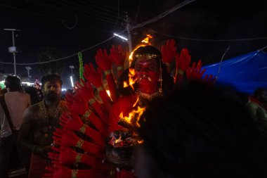 Kulashekharapatnam, Tamilnadu, Hindistan - 12 Ekim 2024: Kulasai, boyalı yüzlü Hindu dindar portresi ve kulasai dasara festivalinin gece ayinlerini gerçekleştirmek için bir tarikat karakteri gibi giyinmiş.