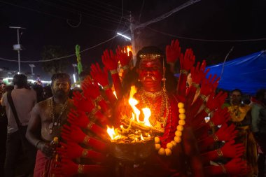 Kulashekharapatnam, Tamilnadu, Hindistan - 12 Ekim 2024: Kulasai, boyalı yüzlü Hindu dindar portresi ve kulasai dasara festivalinin gece ayinlerini gerçekleştirmek için bir tarikat karakteri gibi giyinmiş.