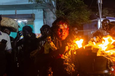 Kulashekharapatnam, Tamilnadu, Hindistan - 12 Ekim 2024: Kulasai, boyalı yüzlü Hindu dindar portresi ve kulasai dasara festivalinin gece ayinlerini gerçekleştirmek için bir tarikat karakteri gibi giyinmiş.