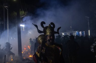 Kulashekharapatnam, Tamilnadu, Hindistan - 12 Ekim 2024: Kulasai, boyalı yüzlü Hindu dindar portresi ve kulasai dasara festivalinin gece ayinlerini gerçekleştirmek için bir tarikat karakteri gibi giyinmiş.