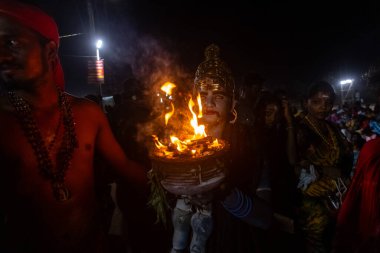Kulashekharapatnam, Tamilnadu, Hindistan - 12 Ekim 2024: Kulasai, boyalı yüzlü Hindu dindar portresi ve kulasai dasara festivalinin gece ayinlerini gerçekleştirmek için bir tarikat karakteri gibi giyinmiş.