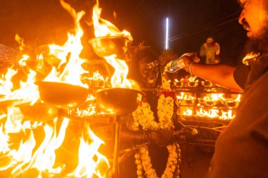 Kulashekharapatnam, Tamilnadu, Hindistan - 12 Ekim 2024: Kulasai, boyalı yüzlü Hindu dindar portresi ve kulasai dasara festivalinin gece ayinlerini gerçekleştirmek için bir tarikat karakteri gibi giyinmiş.