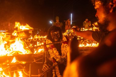 Kulashekharapatnam, Tamilnadu, Hindistan - 12 Ekim 2024: Kulasai, boyalı yüzlü Hindu dindar portresi ve kulasai dasara festivalinin gece ayinlerini gerçekleştirmek için bir tarikat karakteri gibi giyinmiş.