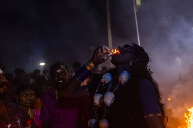 Kulashekharapatnam, Tamilnadu, Hindistan - 12 Ekim 2024: Kulasai, boyalı yüzlü Hindu dindar portresi ve kulasai dasara festivalinin gece ayinlerini gerçekleştirmek için bir tarikat karakteri gibi giyinmiş.