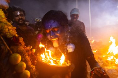 Kulashekharapatnam, Tamilnadu, Hindistan - 12 Ekim 2024: Kulasai, boyalı yüzlü Hindu dindar portresi ve kulasai dasara festivalinin gece ayinlerini gerçekleştirmek için bir tarikat karakteri gibi giyinmiş.