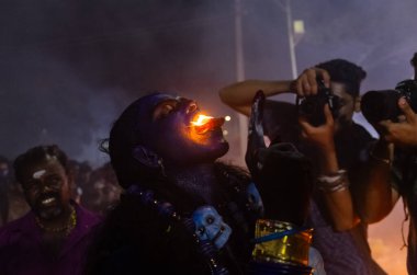 Kulashekharapatnam, Tamilnadu, Hindistan - 12 Ekim 2024: Kulasai, boyalı yüzlü Hindu dindar portresi ve kulasai dasara festivalinin gece ayinlerini gerçekleştirmek için bir tarikat karakteri gibi giyinmiş.